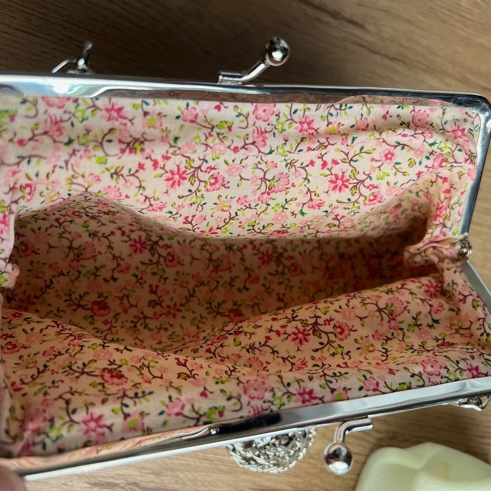 Vintage Anna Sui Y2K Pastel Embroidered Sequin Kiss-Lock Chain Clutch Purse Flor
